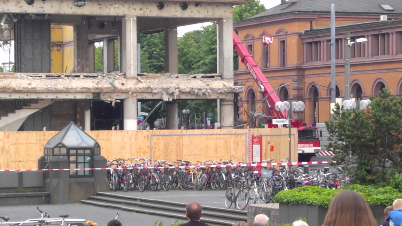Kran stürzt auf Hauptbahnhof Bonn und muss wieder aufgerichtet werden