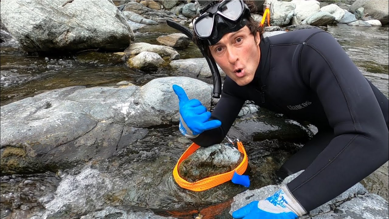 Gold sniping in the river I moved a huge rock with a trick