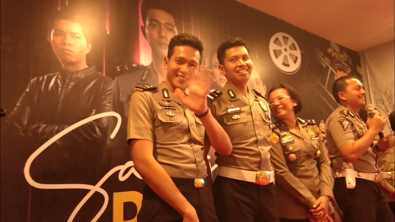 Heboh banget / para penggemar film sang prawira sampai histeris menyambut kedatangan para artis nya