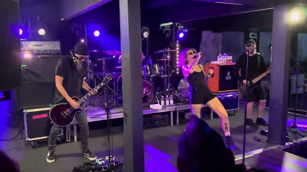 Huora - Sama olo, eri syksy - Live @ Leikari 25.10.2024