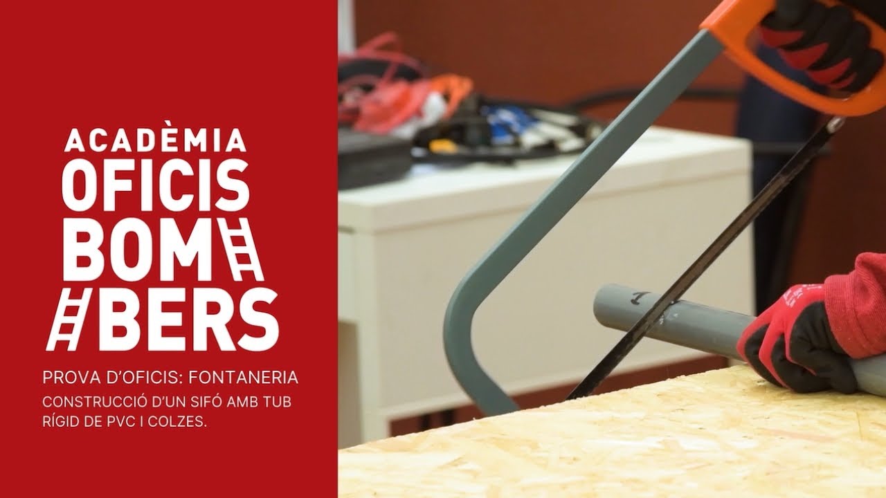 Prova d'oficis bombers: Construcció d'un sifó amb tub rígid de PVC i colzes.