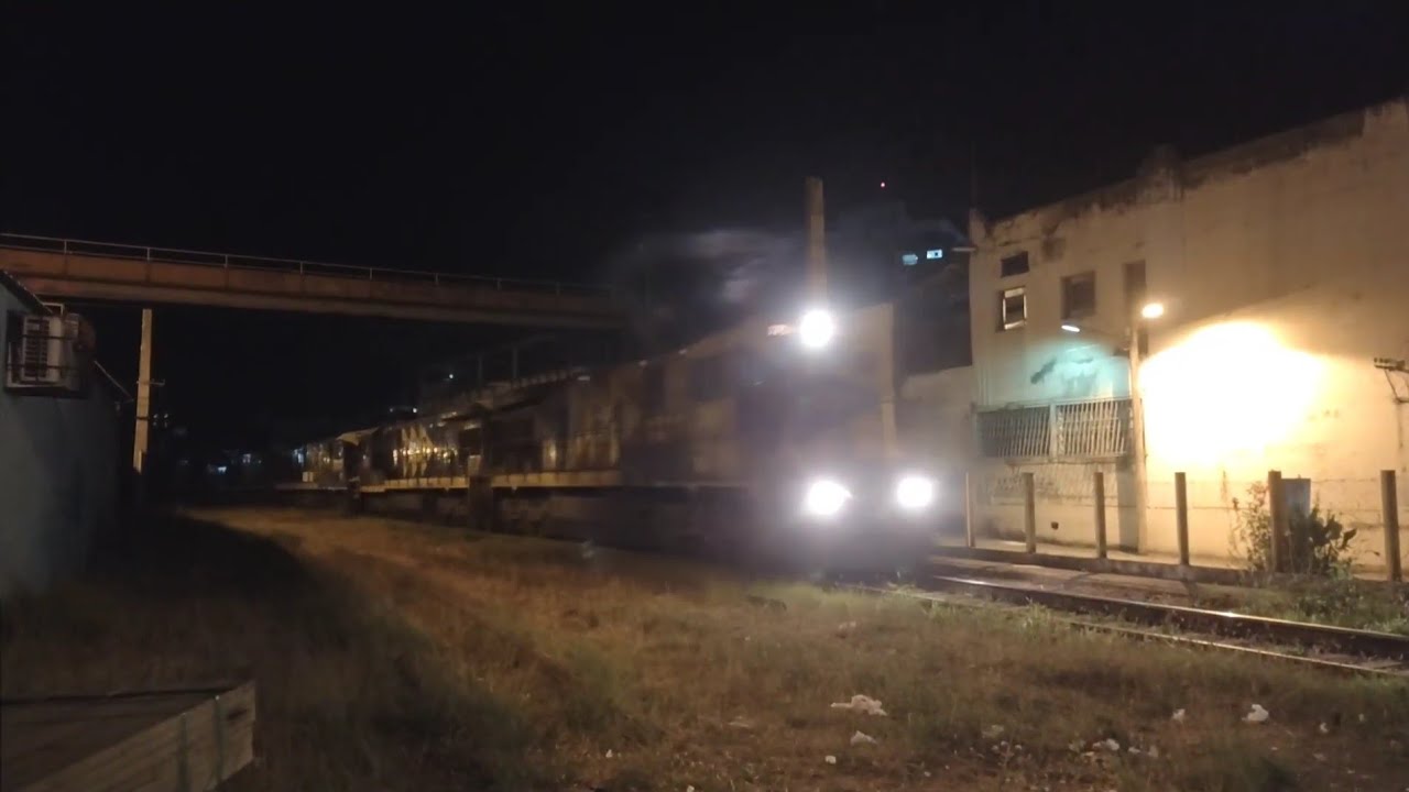 Trem de carga geral com 6 locomotivas com vagões de cimento vazios passando a noite em Três Rios/RJ