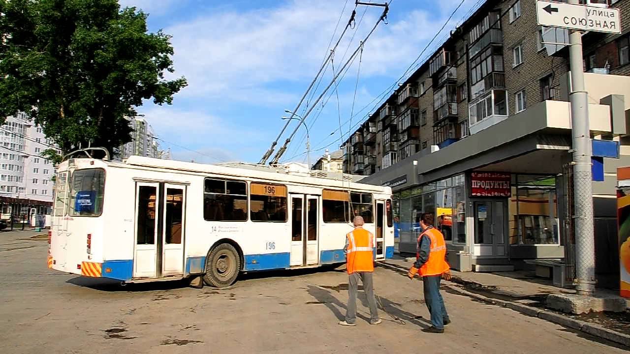 крутой разворот троллейбуса на Щорса, Екатеринбург