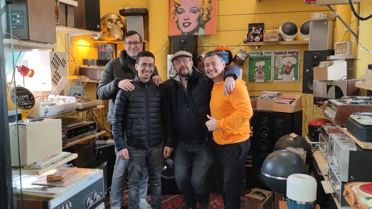 ▶️ Fifi Vintage Nous Accueil Dans Son Shop Aux Puces De Saint Ouen 📻 Une Atmosphere Retro De Folie🗼