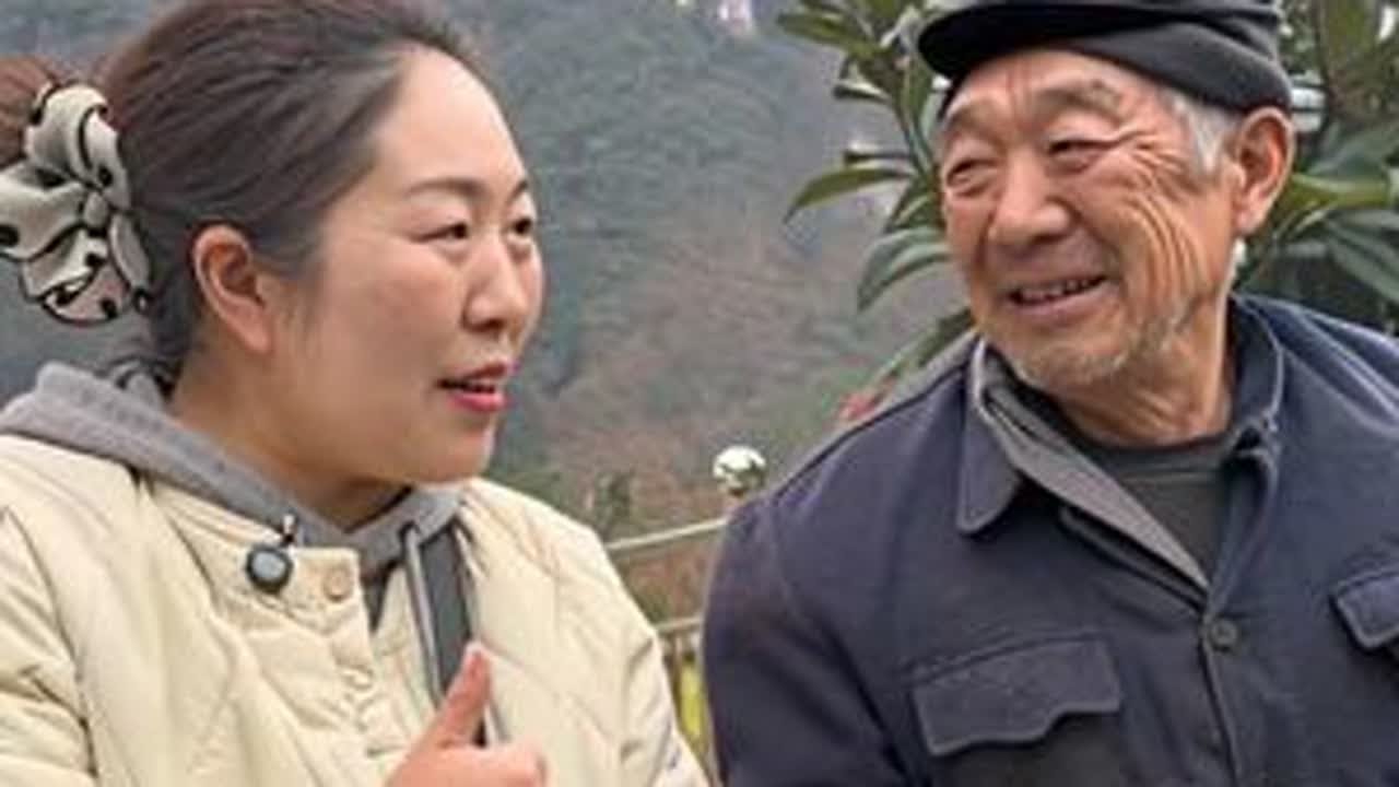 70多岁的独腿大叔，早年农大干活伤了腿，如今编竹筐、喂猪种菜样样行。多给钱死活不收，还塞两果果儿和萝卜，总念叨心态要好。身有缺憾却不贪分毫，看得人心里又暖又酸。八分多钟视频装不下触动，恁们刷到这...
