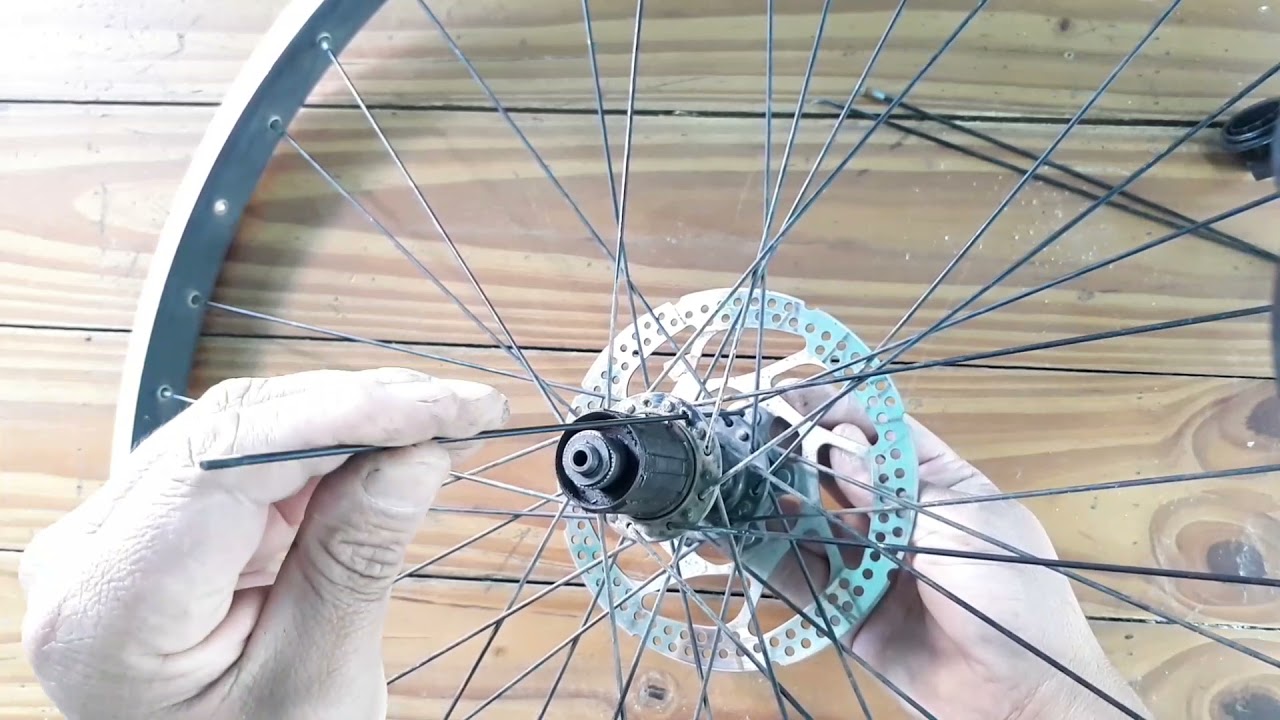 Reemplazando rayos cortados de rueda trasera