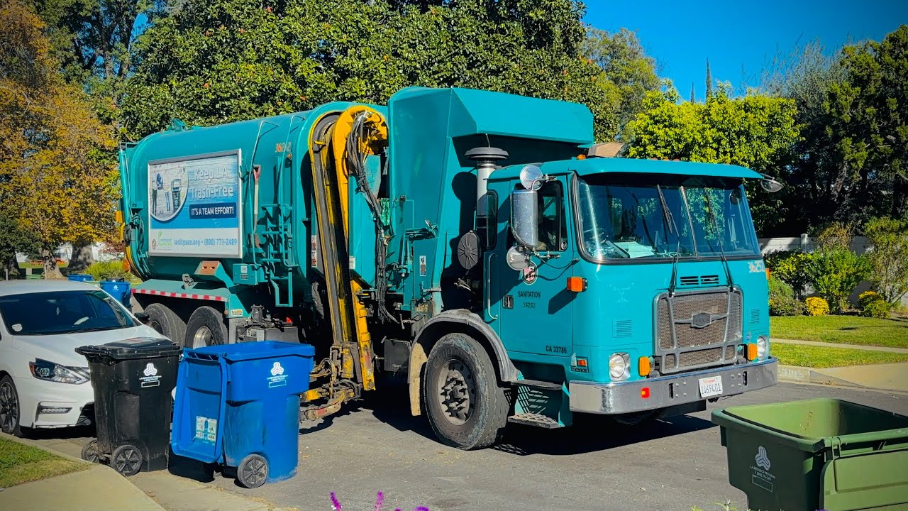 L.A. Sanitation Autocar with a Zippy Arm (36252)