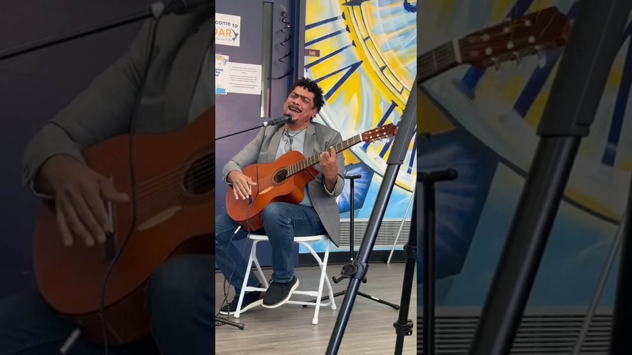 Leonardo Nin, interpreta a Juan Gabriel.