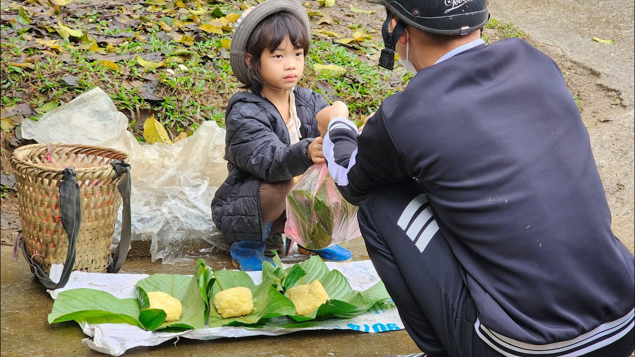 Poor girl - Under the cold rain, boiled and sold, she was very happy to be given a new toy