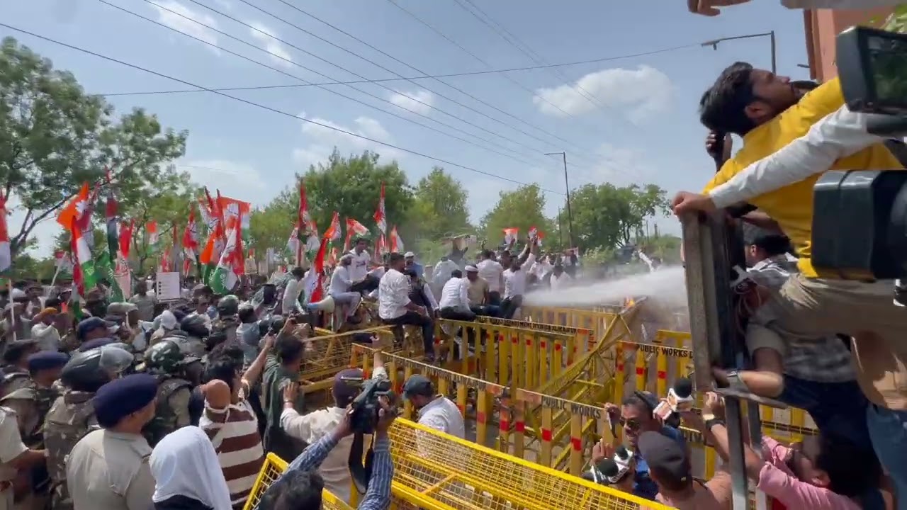 #NewsFlash: मप्र के अलीराजपुर में IYC कार्यकर्ताओं पर पुलिस ने वाटर कैनन चलाए।
