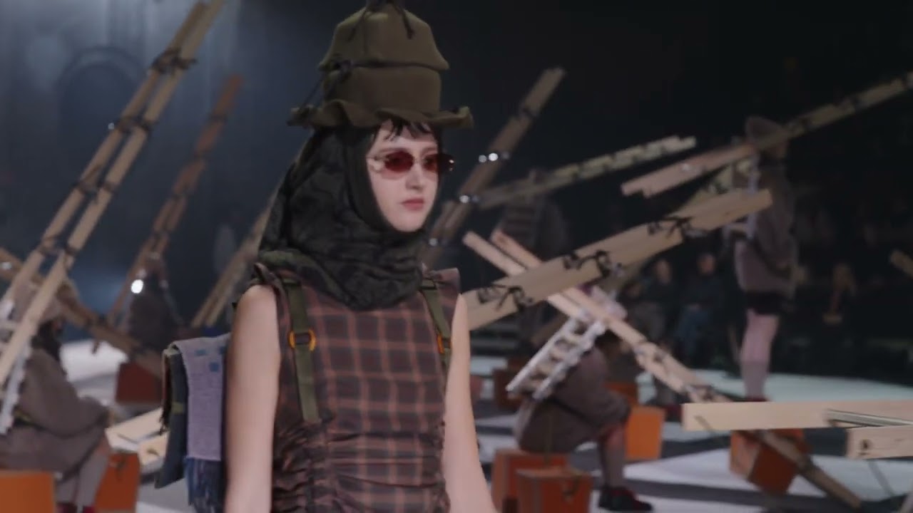 AW26 Frog Carry Frog