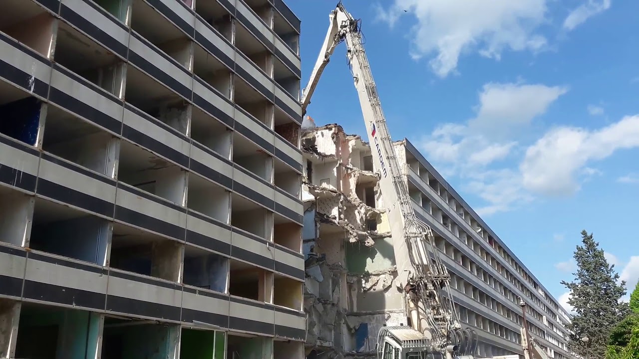 Démolition des tours de la Cour du Languedoc à Metz Borny (2/2)