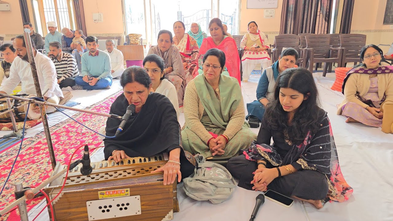 रूहे सुन्दर सनकूल मुख,नही शोभा को पार,घट बड़ कोई ना इनमे,एक रस सब नार ।। शारदा जी द्वारा सुन्दर भाव