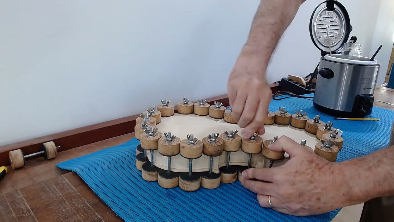 Colagem do Tampo Harmônico do Violino Modelo Messiah 1716