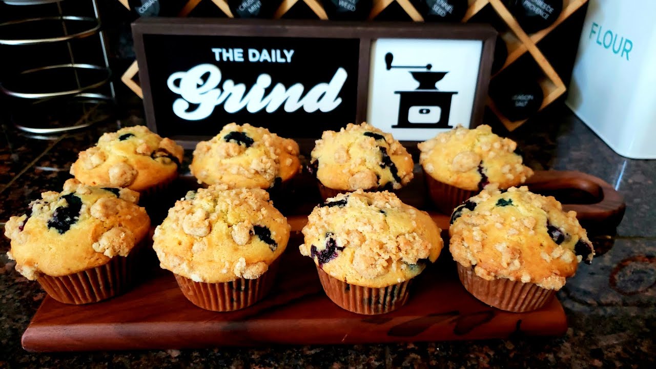 Super Easy Blueberry Muffins with a Sweet Crumb Toppings