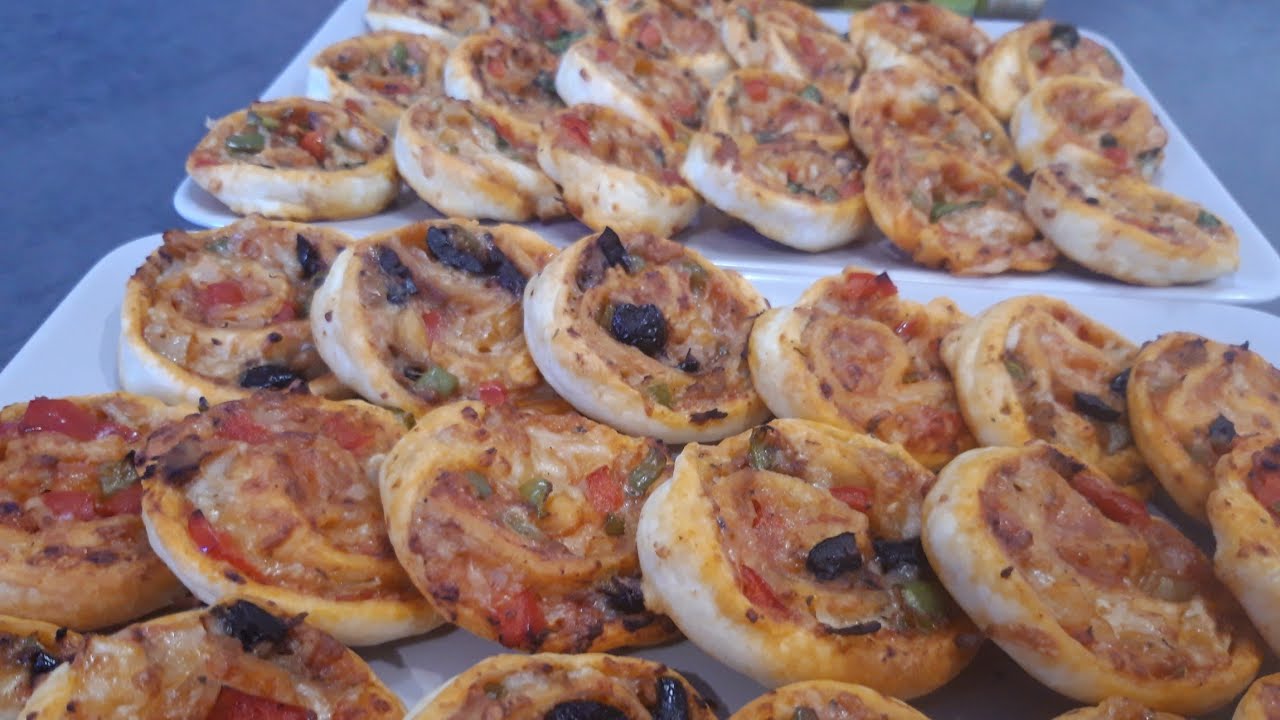 pizza rolls recette facile 😋/بيتزا رولي بالعجين المورق وصفة سهلة ولذيذة ( tarifit)