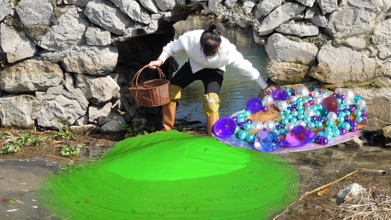 The girl accidentally excavated a valuable river clam pearl while exploring along the river