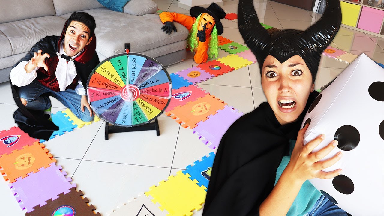 GIOCHIAMO AL GIOCO DA TAVOLO GIGANTE DI HALLOWEEN CONTRO LO SPIRITO DI HALLOWEEN NELLA VITA REALE!
