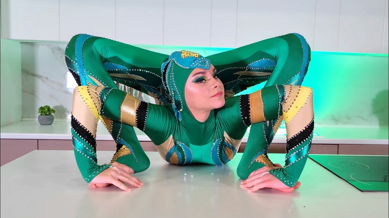 Contortion on the Kitchen. Flexshow.