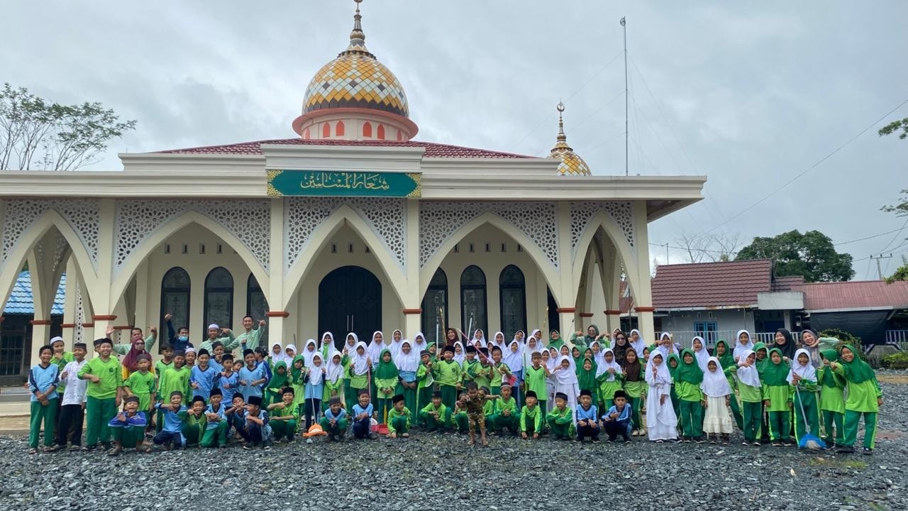 KEGIATAN BERSIIH-BERSIH TEMPAT IBADAH