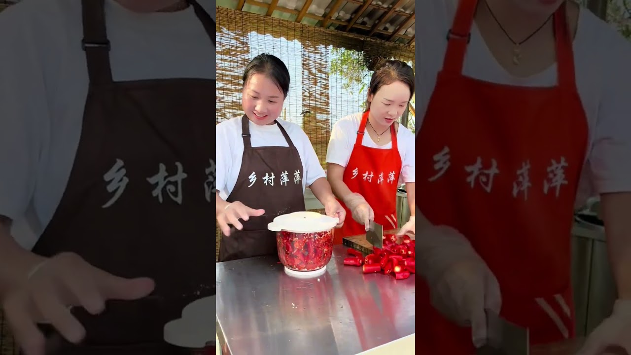 辣椒果是我们这里的地方特色小菜，每年七八月份基本上家家户户都忙着做辣椒果，现在乐平辣椒果也已经是小有名气了#我的乡村生活 #记录真实生活 #地方特色#农村美食#民间传统美食