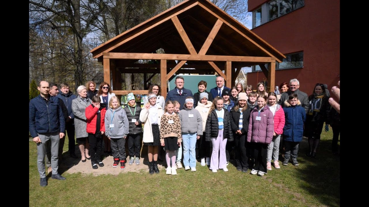 Zielona klasa w cieniu lipy w Koszęcinie