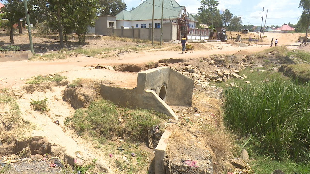 WAFANYABIASHARA,WANANCHI KATORO WAKERWA NA UBOVU WA BARABARA.