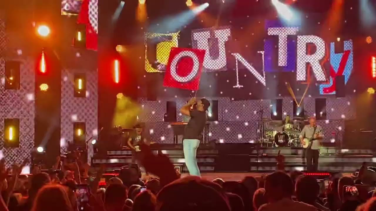 Luke Bryan - Country Girl (Shake It For Me) - Ruoff Music Center Noblesville, IN - Country On Tour