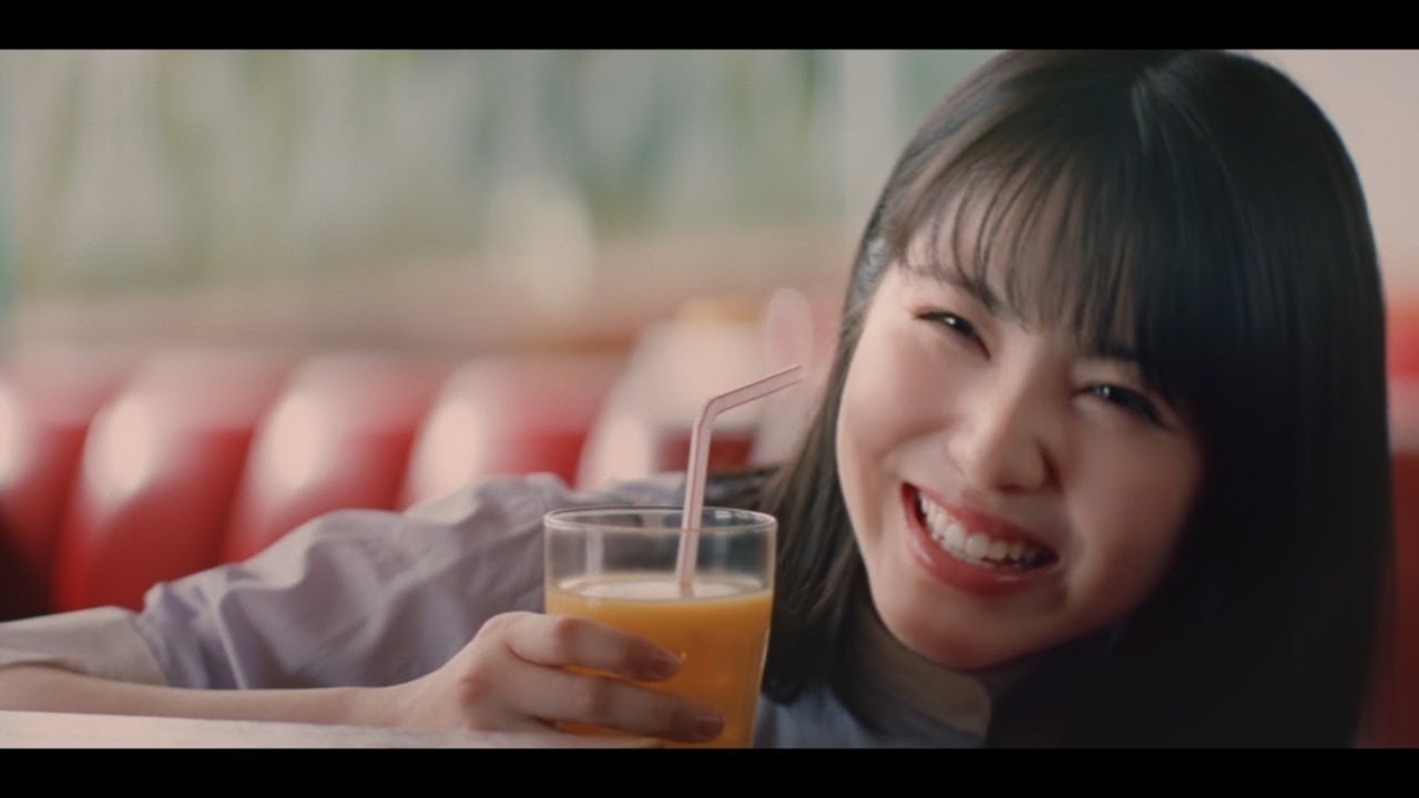 浜辺美波、有村架純に小悪魔なイタズラ表情でチクる　萩原利久は問い詰められあたふた　『JA共済』新CM「新人」篇＆メイキング＆インタビュー