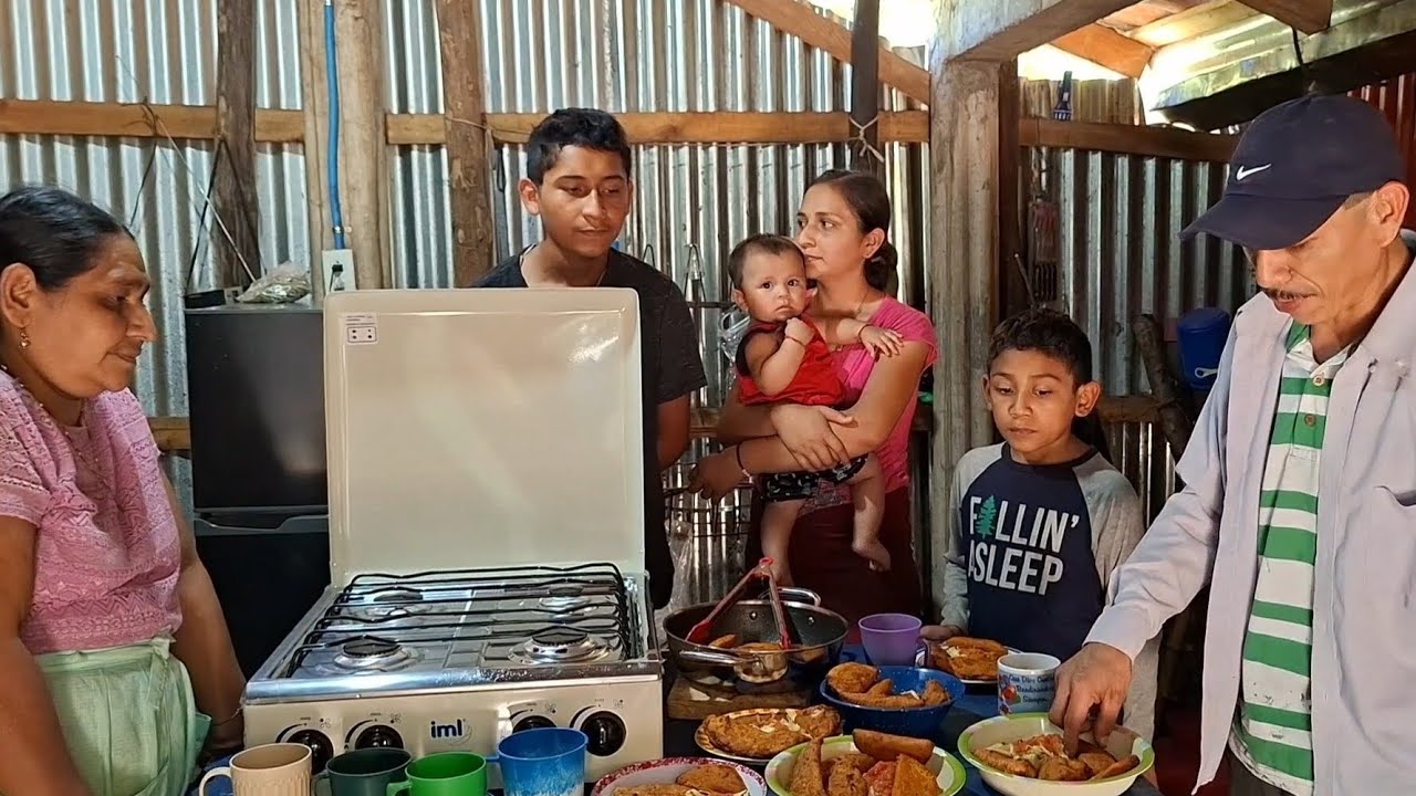 La familia de Rosita hicieron los ricos pasteles de papa.