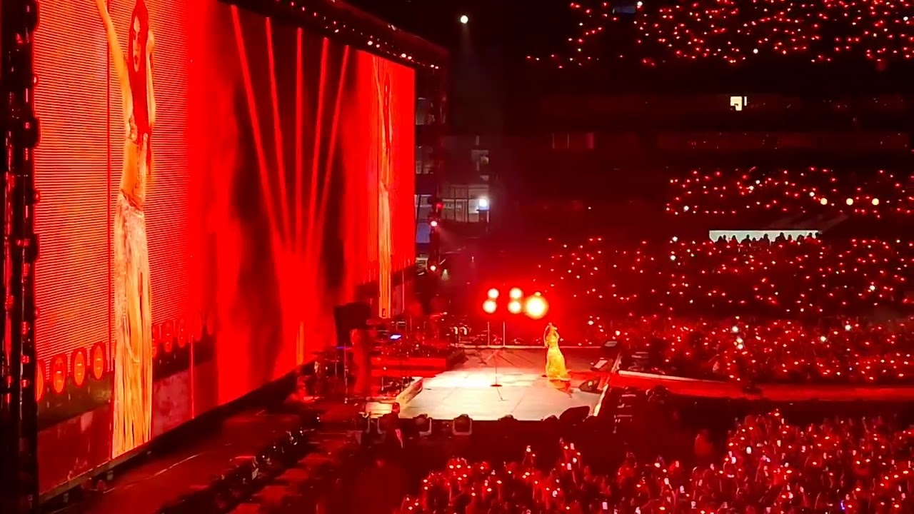 SHAKIRA. TOUR LAS MUJERES YA NO LLORAN. 08 DE DIC 2025. VELEZ. OJOS ASÍ. 