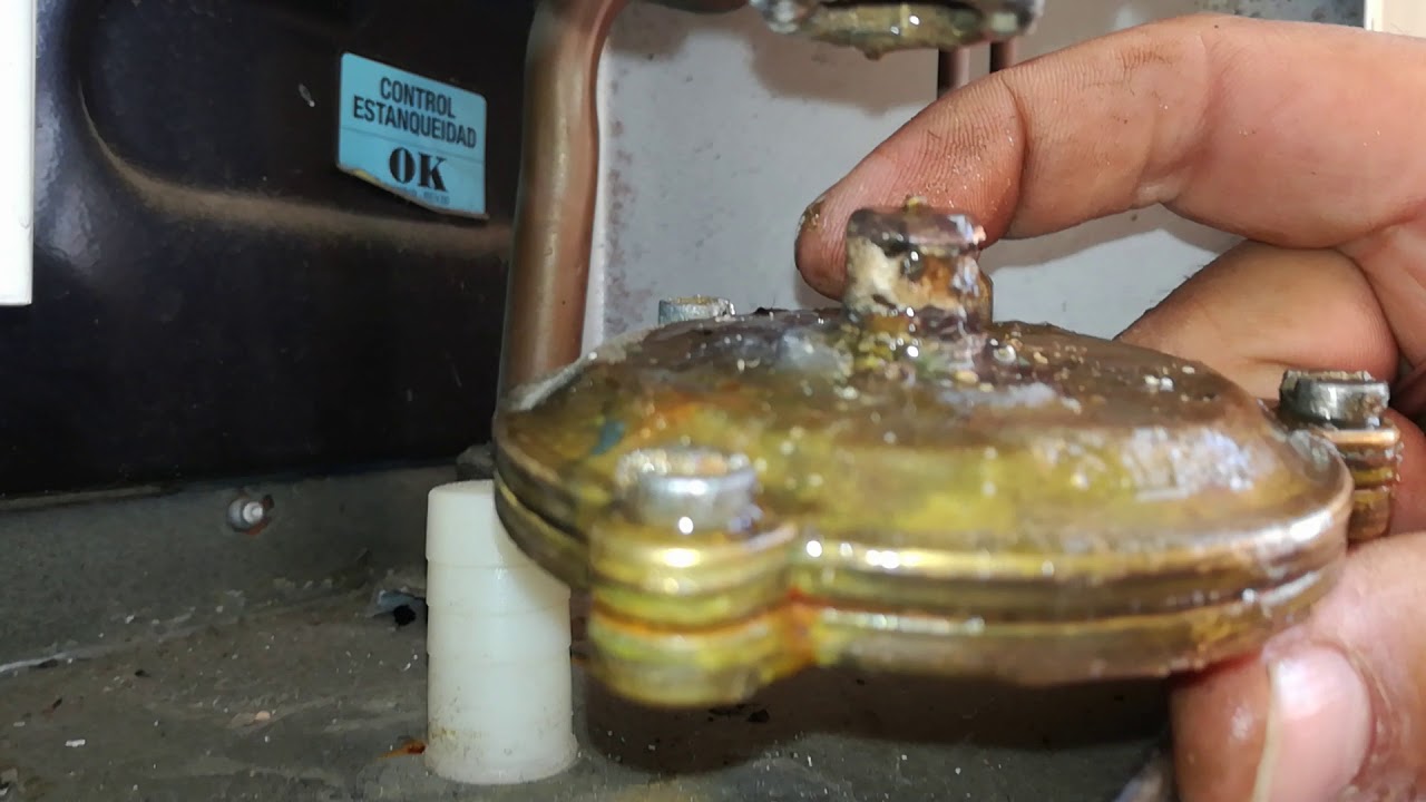 Calefon Orbis a botonera con problemas de fuga de gas detras de  la botonera.