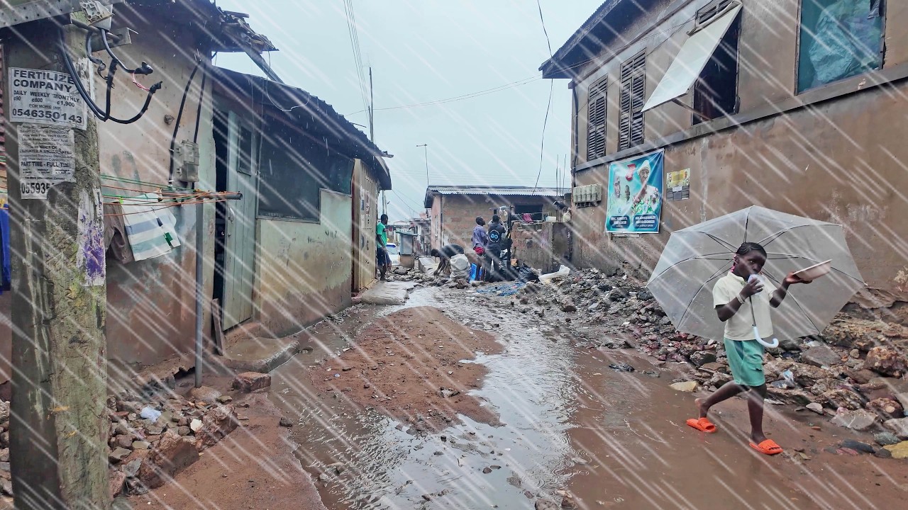 (4K) HEAVY RAIN IN LOCAL GHANA COMMUNITY, ACCRA NUNGUA