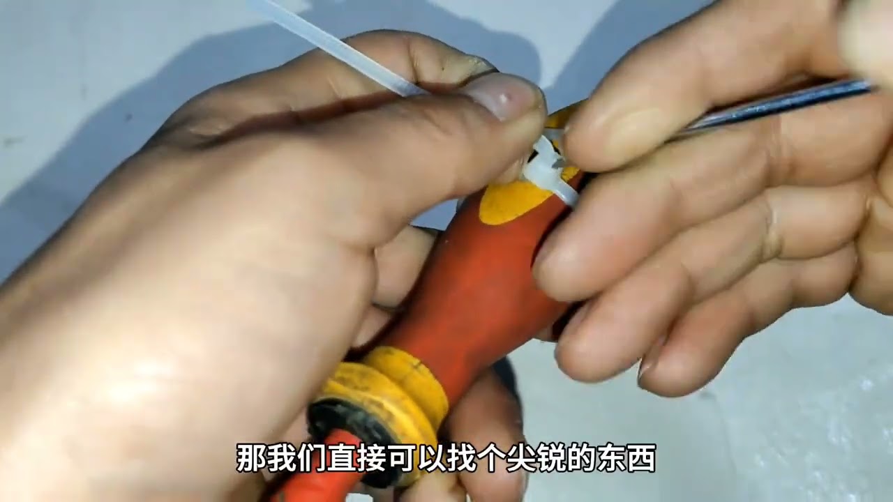 尼龙扎带绑住之后别再剪断，师傅教你一招，5秒钟立马解开 #每天跟我涨知识 #分享生活小技巧 #尼龙扎带 #技术分享 #扎带