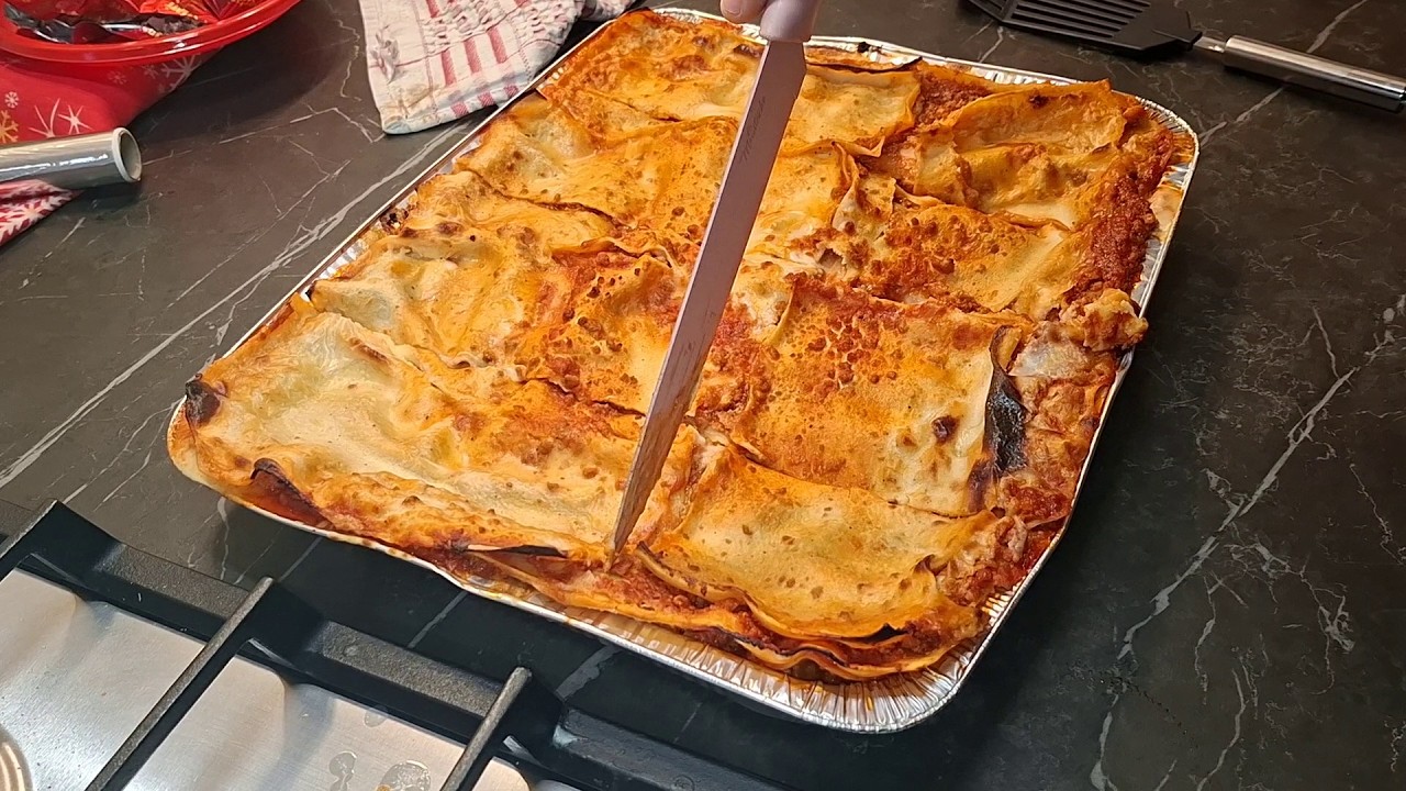 Tagliamo le Lasagne della Ricetta Segreta Appena Sfornate Dello Zio Nicola