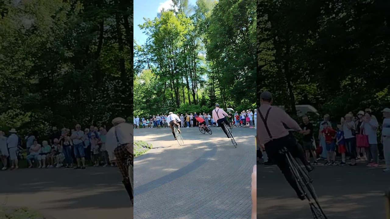 Wyścig wiekowych bicykli z nowoczesnym rowerem w Parku zdrojowym w Rabce-Zdr&oacute;j.