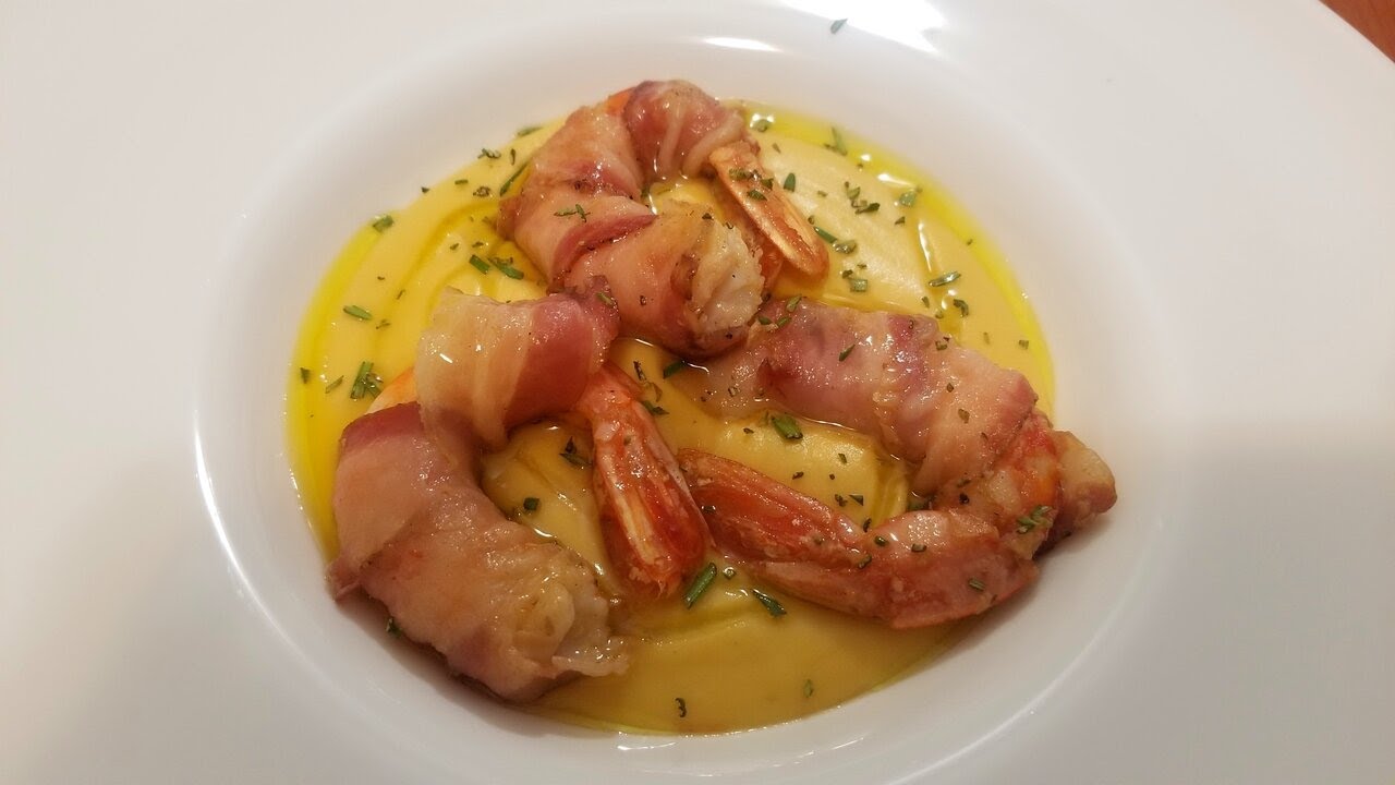 Vellutata di ceci con code di gamberoni in crosta di pancetta.