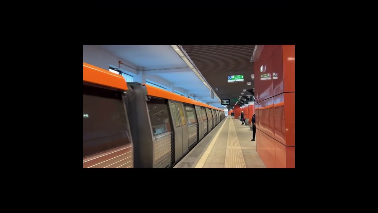 Călătorie cu metroul în București.