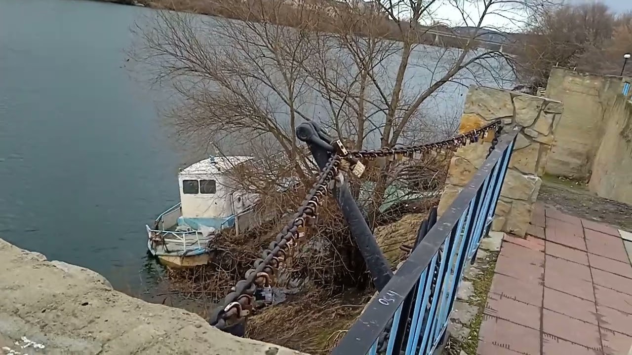 В Могилеві-Подільському, навпроти Отачь.