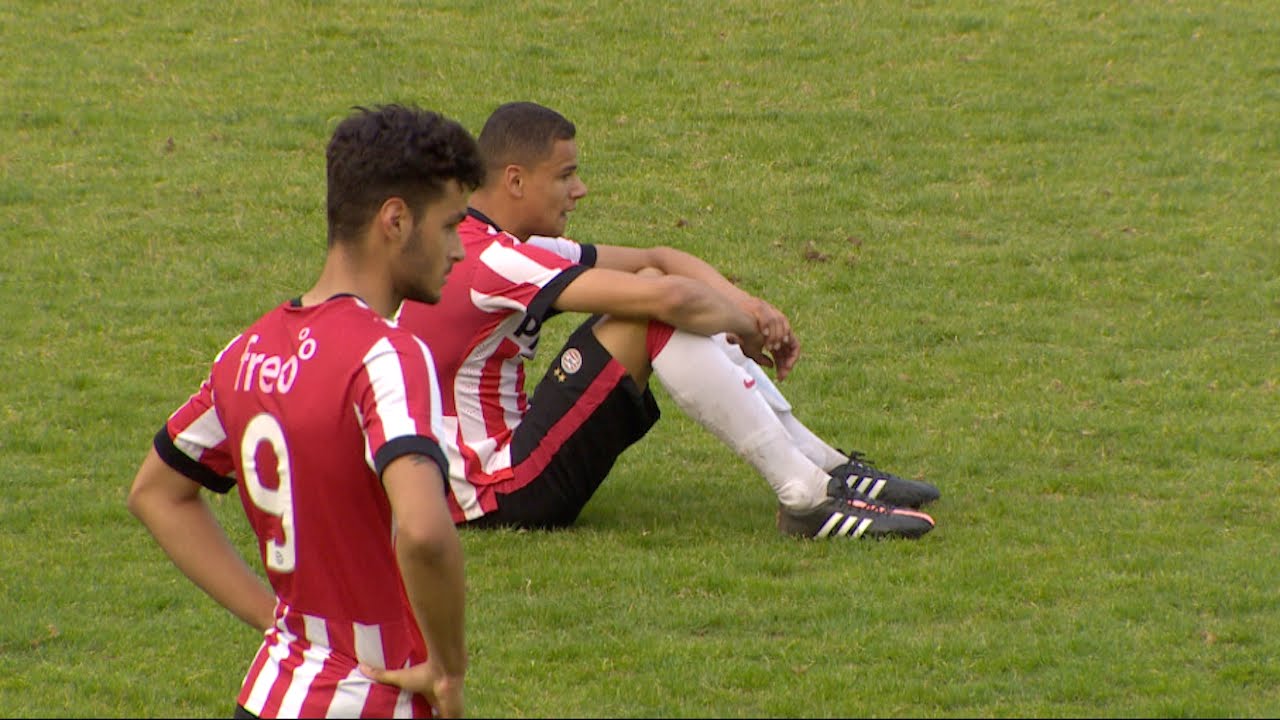 PSV O17 verspeelt beker in laatste seconde