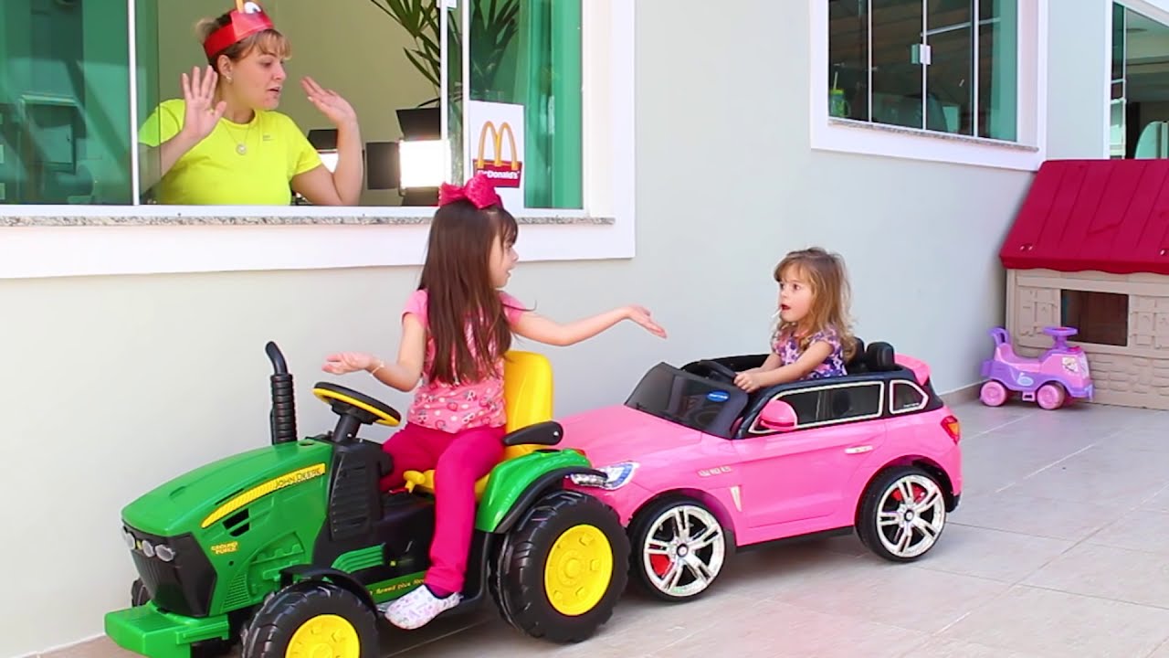 Laurinha e Mamãe brincando de Drive Thru com a Helena - Jéssica Godar e Laurinha e Helena