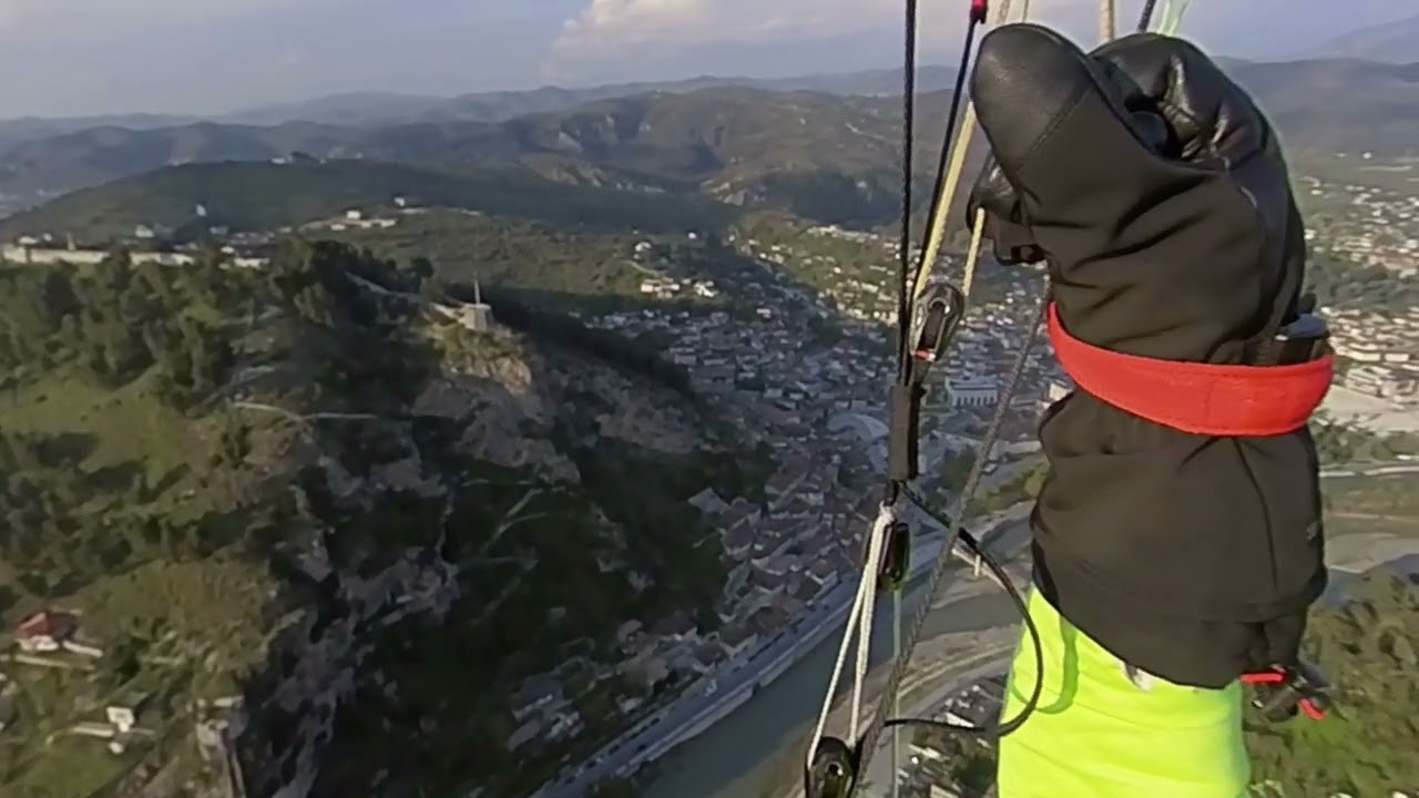 Fin du jour en parapente à Berat, Albanie