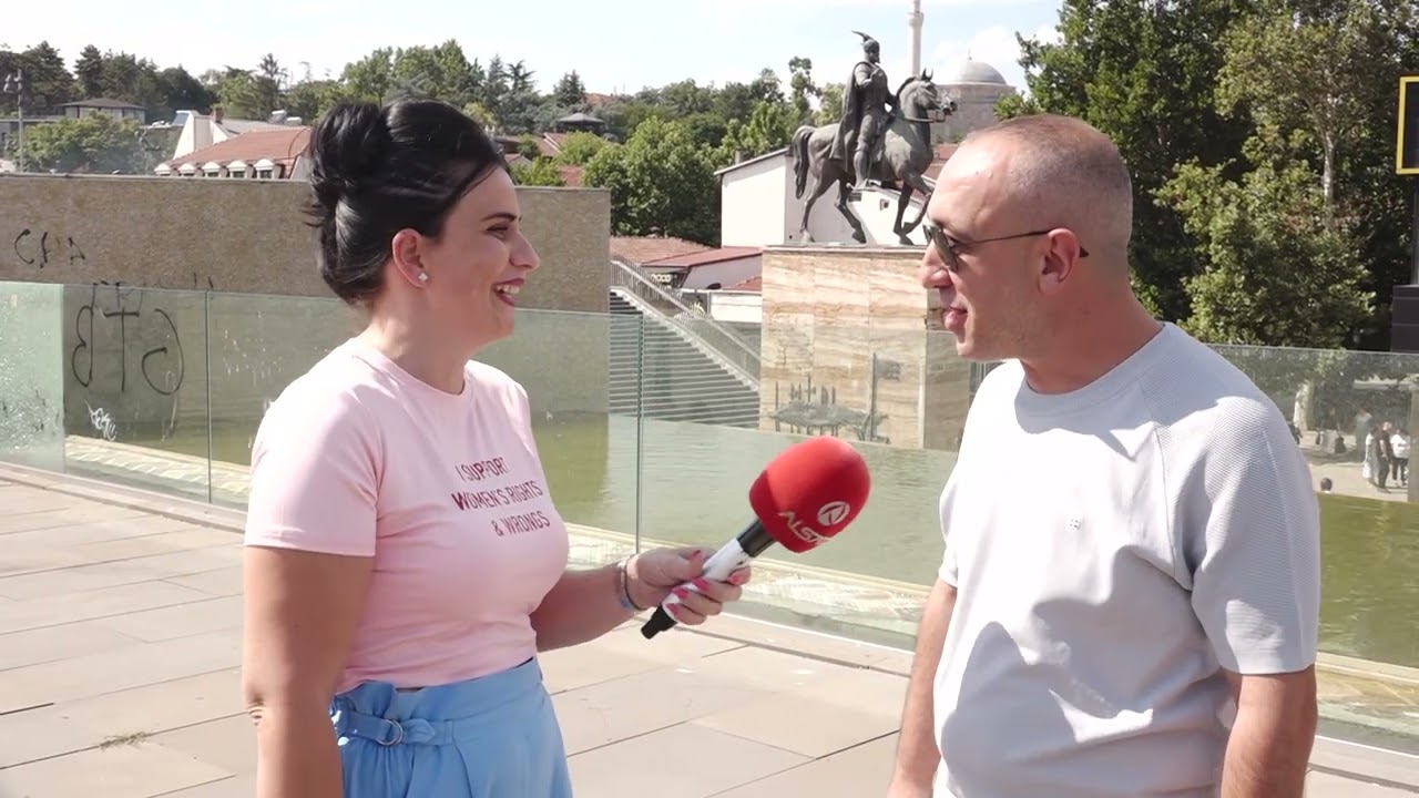 VALË FRESKIE - Shqiptarët nga Turqia këndojnë në sheshin Skënderbe