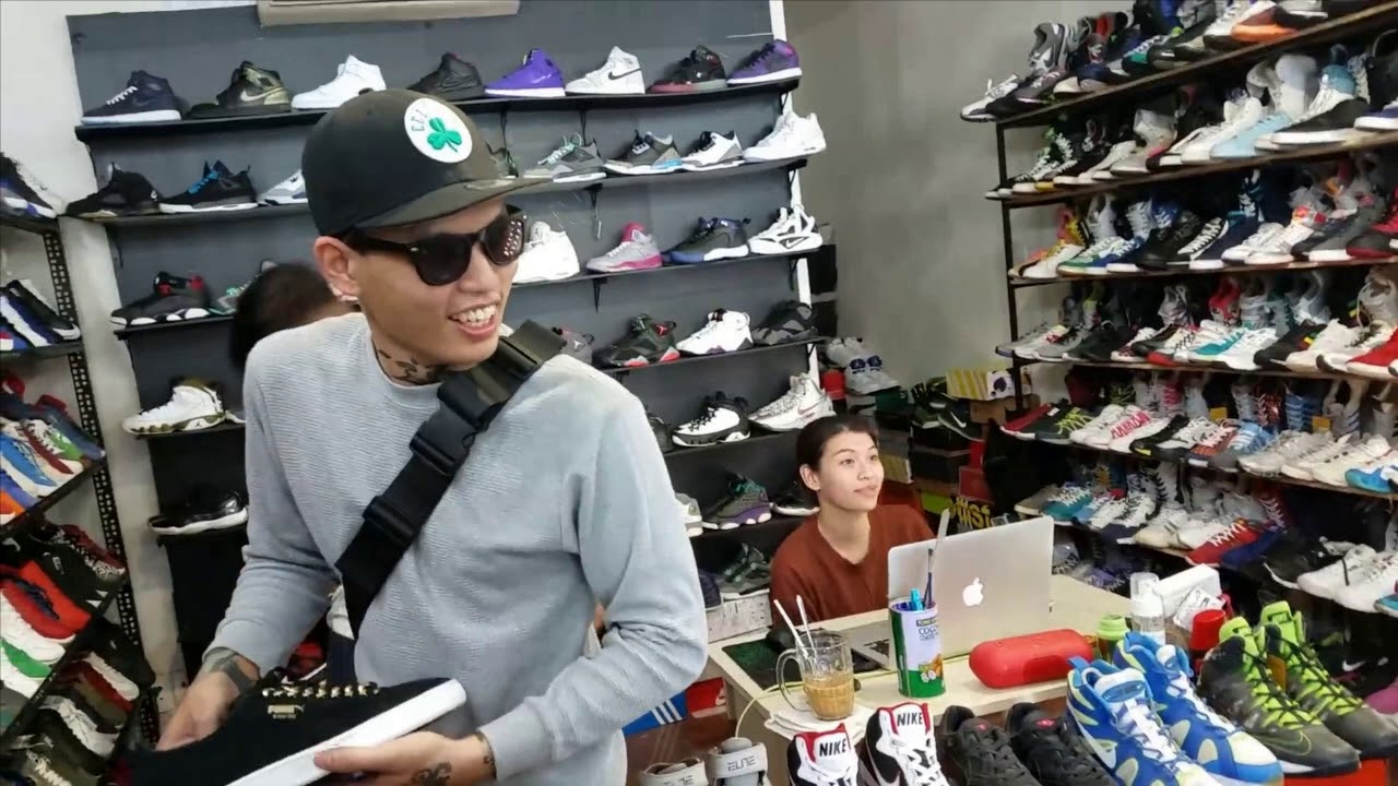 Tiệm giày cũ (2hand) chính hãng Trung Sneaker- Andy Vũ tham quan