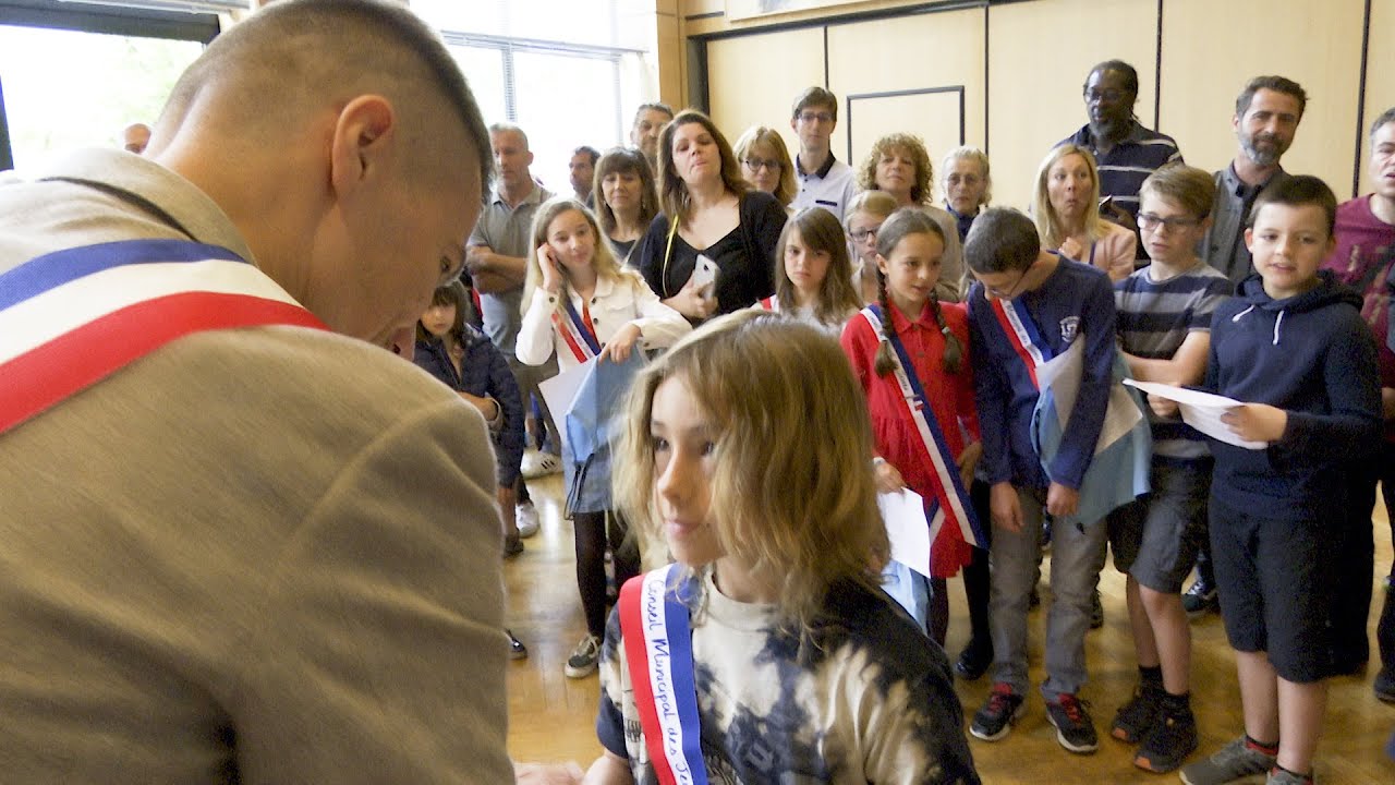 Les Conseillers Municipaux Jeunes parés de leur écharpe tricolore !