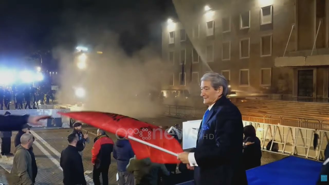 KRYEMINISTRIA NË FLAKË! Protestuesit hedhin molotovë drejt godinës, kundërpërgjiget policia