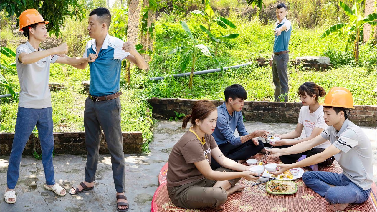 Tuan discovered  Hoa's ex-husband and Hoa having intimate gestures each other, so a fight broke out