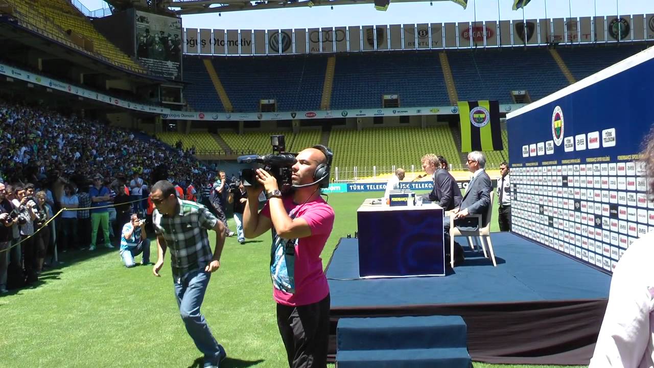The presentation of Dirk Kuyt at Fenerbahçe