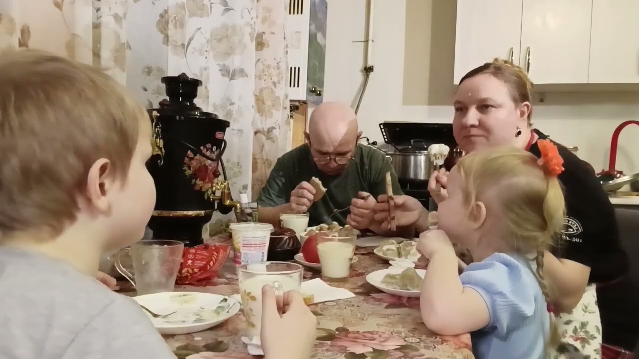 СЕМЬЯ КУШАЕТ, СТРЯПАЮ ПЕЛЬМЕНИ, МУЖ ЧИТАЕТ.... 