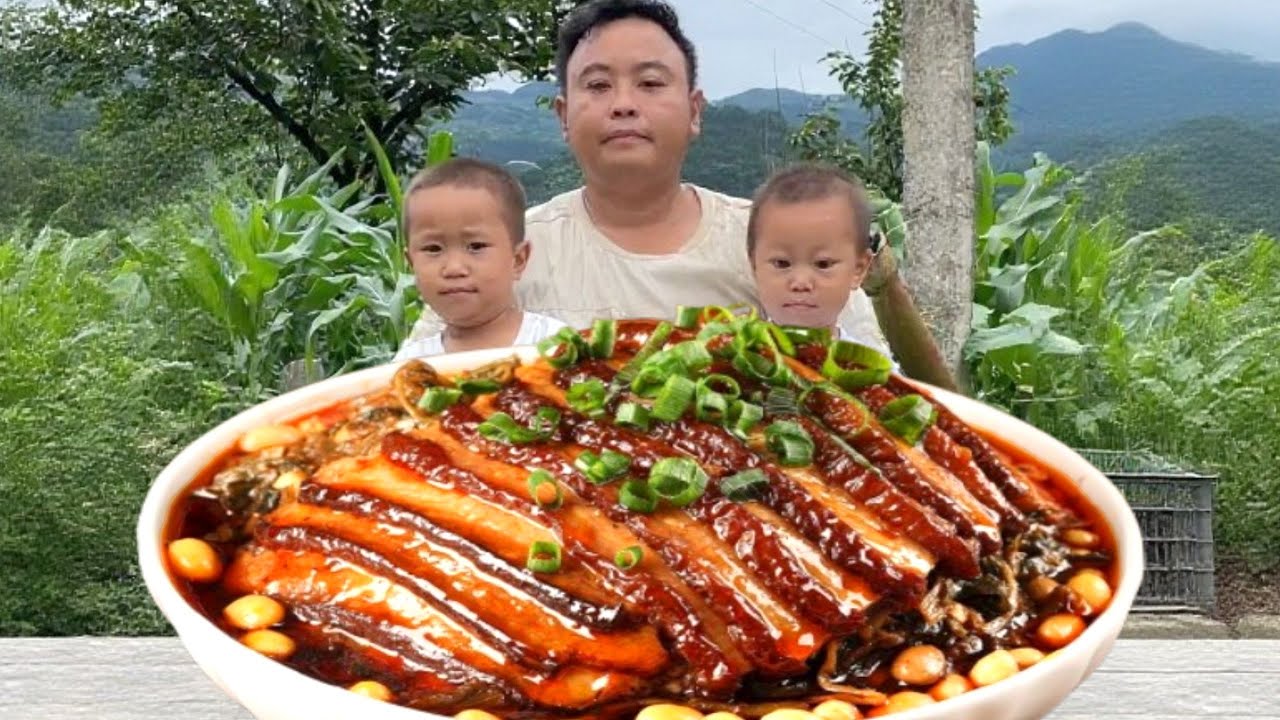 懂事儿子不仅帮爸爸干农活，马上下雨了，还主动把晒好的干草收回来，真是太细心了！#萌娃 #美食 #农村